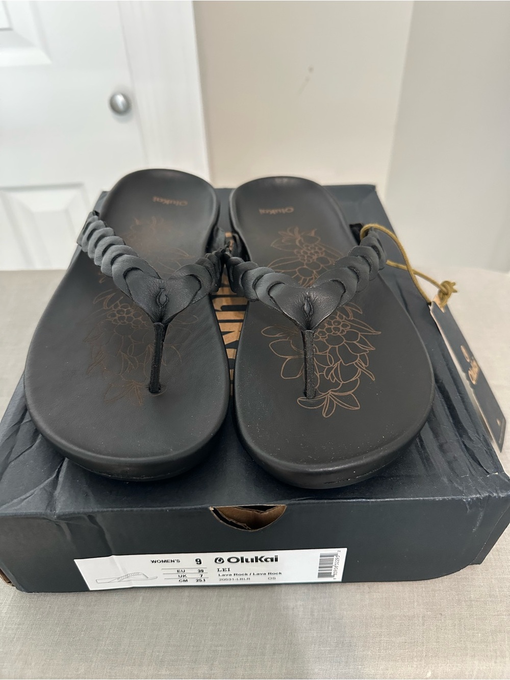 NWT OluKai Women's Lei Black Braided Leather Thong Sandals - Picture 2 of 8